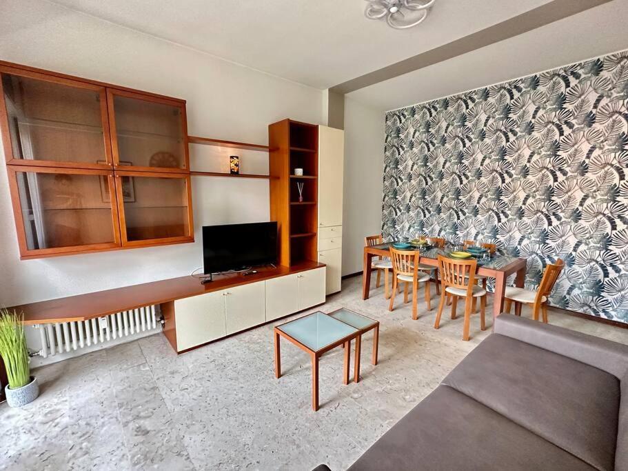 Low Cost Holiday An Business House And Free Park By Revenue House Como Dış mekan fotoğraf